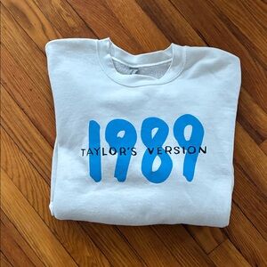 Taylor Swift Gildan White Sweatshirt with 1989 Taylor's Version Graphic